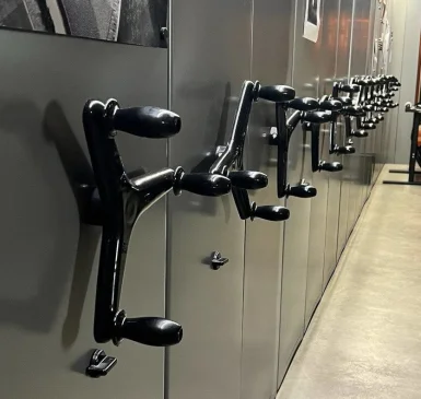 Современные окрашенные металлические стеллажи в офисном помещении