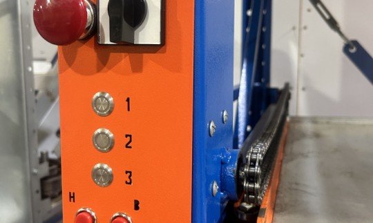 Управление механизмом выдвижения полок стеллажа