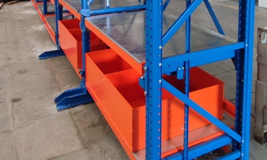 Стеллажи с выдвижными ящиками с разделителями