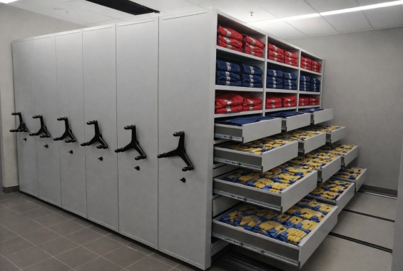 мобильные стеллажи для одежды с ящиками