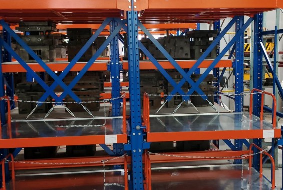 Стеллаж с выдвижными полками и ограждениями