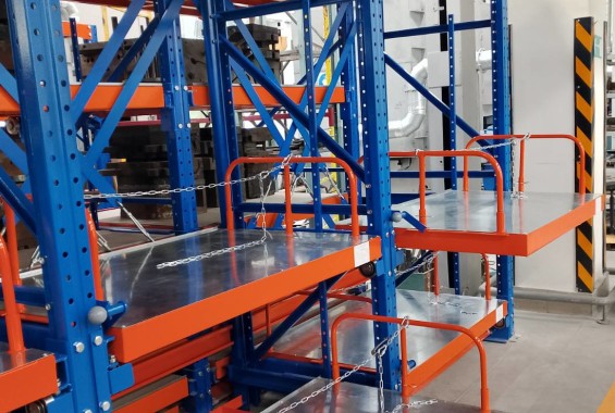 Стеллаж с выдвижными платформами и ограждениями