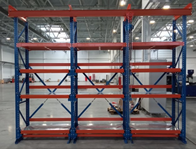 Промышленные стеллажи для тяжелых грузов в цеху