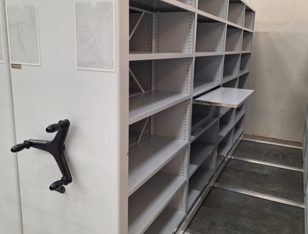 Мобильыне стеллажи с выдвижными полками