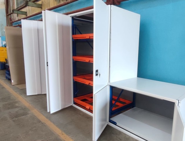 металлические стеллажи с дверями