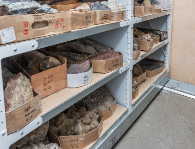 Стеллажи для хранения природных минералов в музее