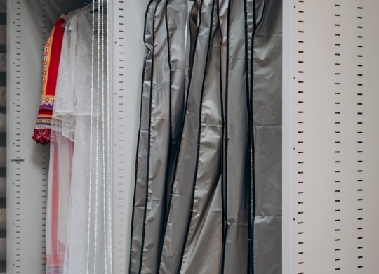 Высокий и широкий отсек для развески одежды