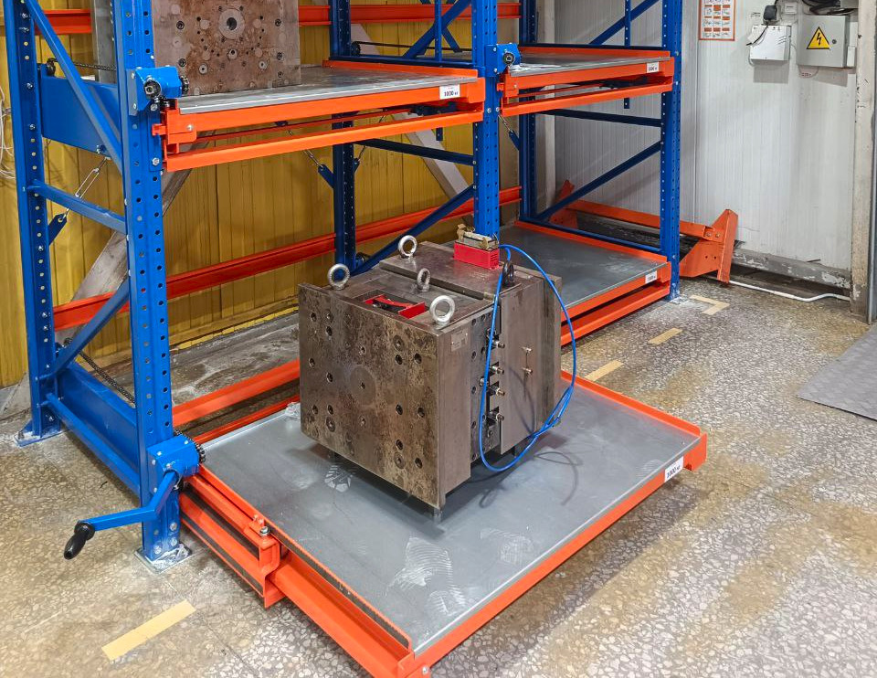 Стеллажи с выкатными уровнями для хранения литьевых форм