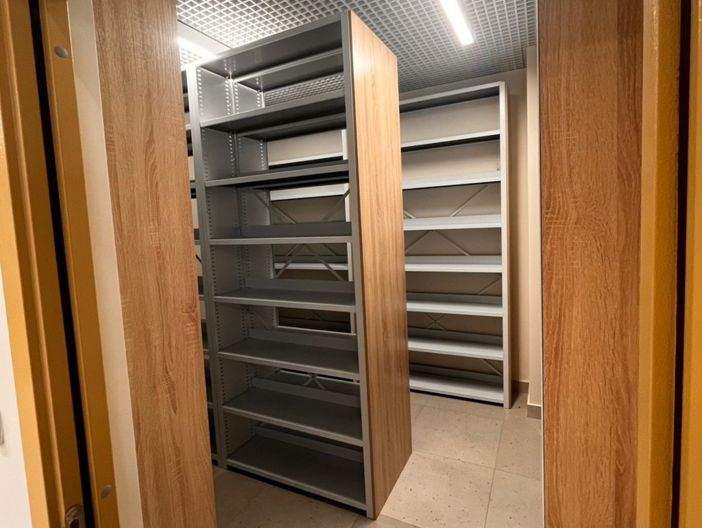 Библиотечные стеллажи с Декоративные лицевыми панелями из ЛДСП